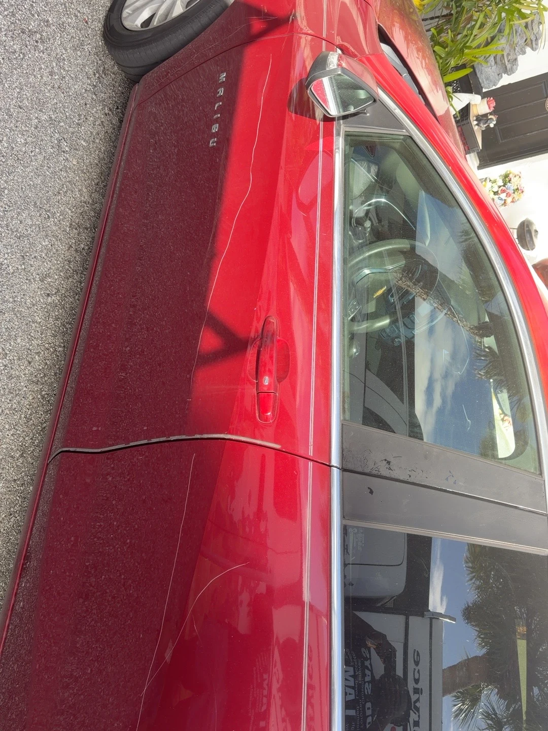 Side scratches — detail
